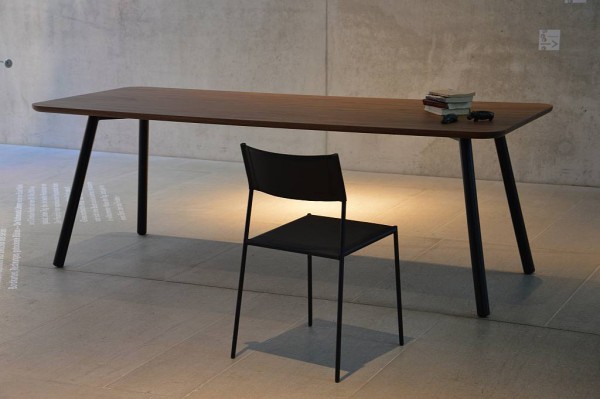 MORADOR Tisch 150x90 cm Gestell schwarz, Platte Nussbaum